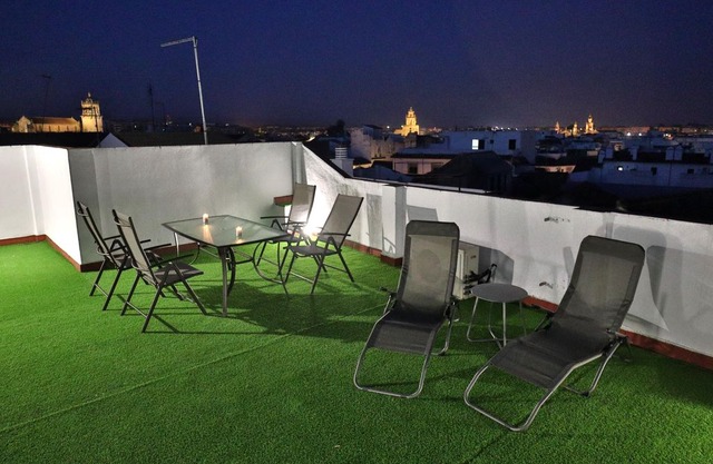 Alfaros 2 apartment in Córdoba with WiFi, integrated air conditioning & shared terrace.