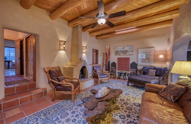 Alfred’s Hacienda & Casita: dog-friendly retreat w/hot tub & 4 kiva fireplaces
