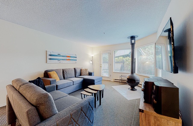 All-season townhome with ski & trail access - full kitchen & W/D