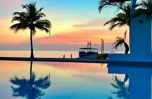 All Shades of Blu -Best Resort in Caye Caulker
