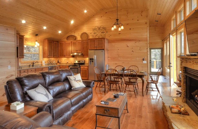 Almost Heaven - Free Brewery Tour + Amazing patio w/ Fire Pit + Home Theater +
