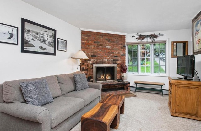 Alpenblick 1, Three Level Townhouse with Fireplace, Private Balcony, and Great Location