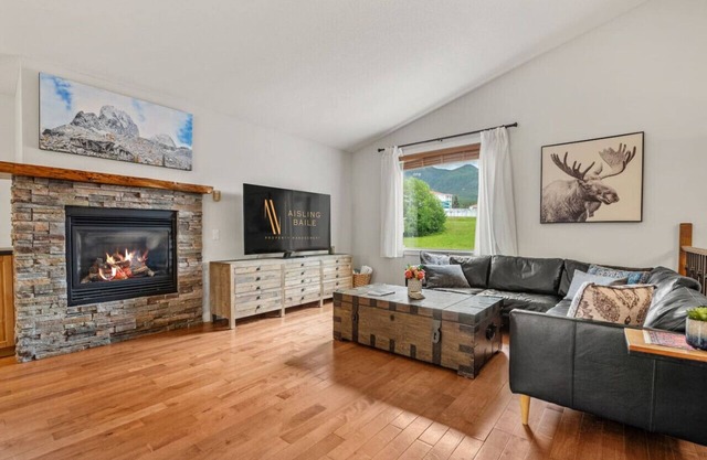 Alpenglow Retreat | Fire Pit | Games Room | Pets