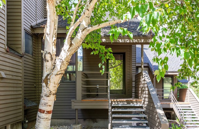 Alpine Escape: Sleeps 8, 3BR Townhouse, Pools & Hot Tubs, 8-Min Walk to Lifts, Fireplace