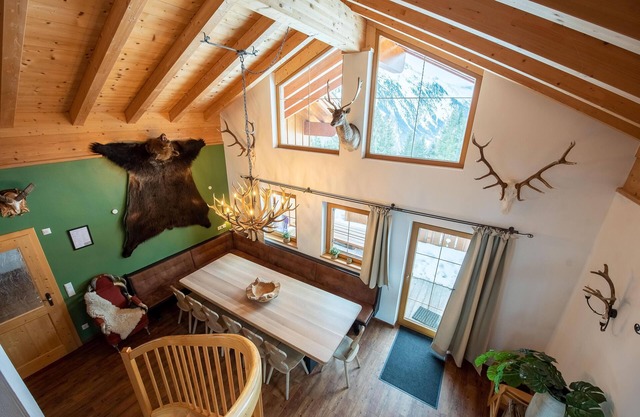Alpine hut with breathtaking mountain views and close to the slopes