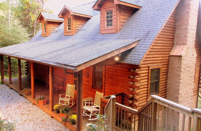 ALPINE LOG CABIN/COZY, COMFORTABLE, MODERN/BLUE RIDGE MOUNTAINS NEAR BOONE N.C.