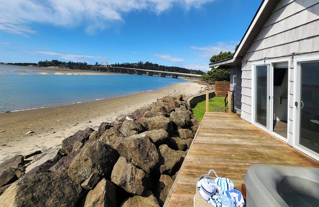 Alsea Bay Cottage! Views! Hot Tub! Dog Friendly!