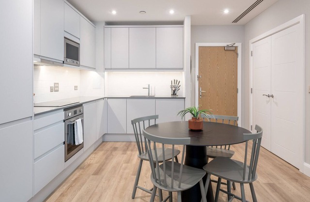 ALTIDO 2-bed flat w/terrace in Nine Elms