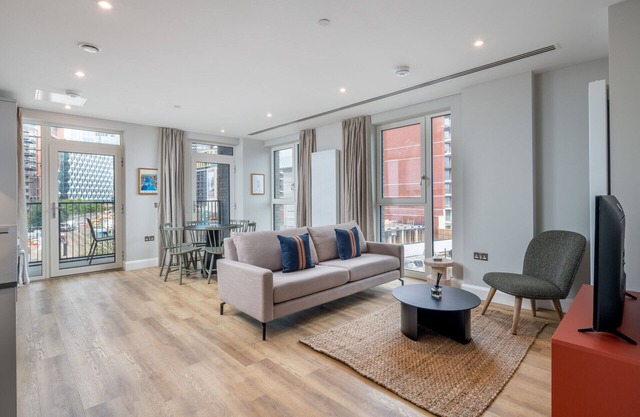 ALTIDO 3-bed flat w/terrace in Nine Elms