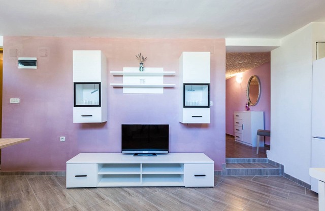 AMAZING 1 BED. APARTMENT-10 MINUTES WALK TO BEACH!