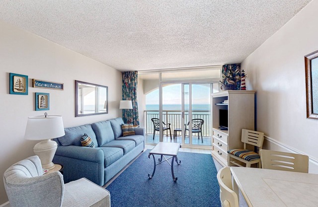 Amazing 19th-floor oceanfront penthouse with beach views, hot tubs, pools, gym