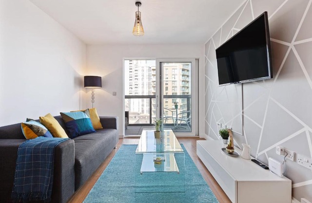Amazing 2 Bed Apt w/Balcony nr O2 Arena
