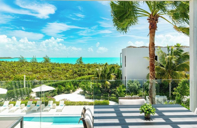 Amazing 2 bedroom Ocean View Suite in Long Bay beach!