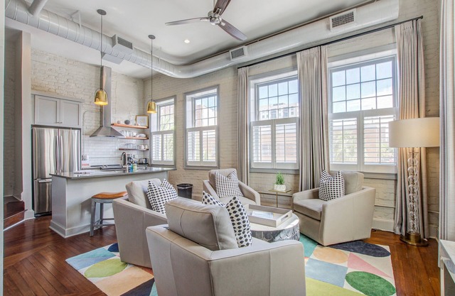 Amazing 2-level home with full kitchen - near restaurants/golf