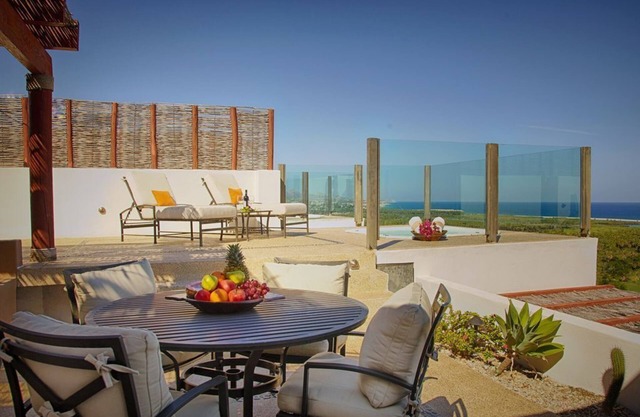 Amazing 2-Story Penthouse With Rooftop Terrace & Private Jacuzzi near the beach