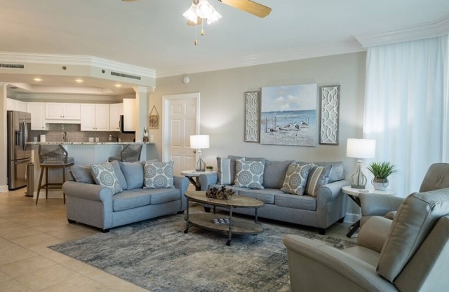 Amazing 3 bedroom/3 bath Waterfront Condo with Lazy River and Pools!