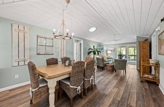 Amazing 3 BR/2BA Cottage, Amenity Cards Available!