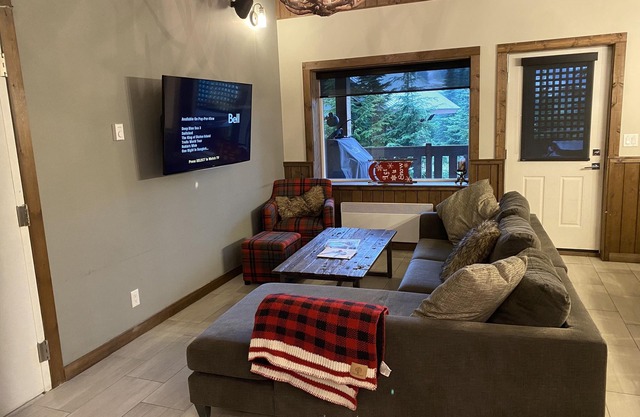 Amazing 6 bedroom, 4 bath, sasquatch mountain cabin with hot tub & steam room