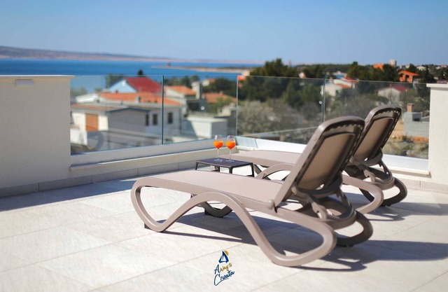 Amazing 6-BR villa with pool close to the beach