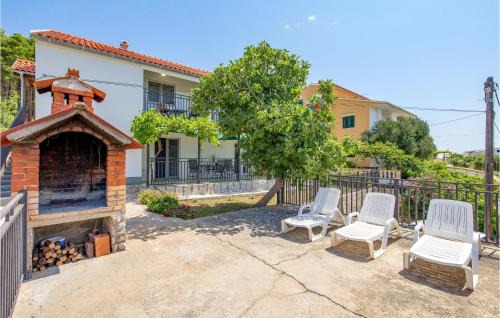Amazing Apartment In Vlasici