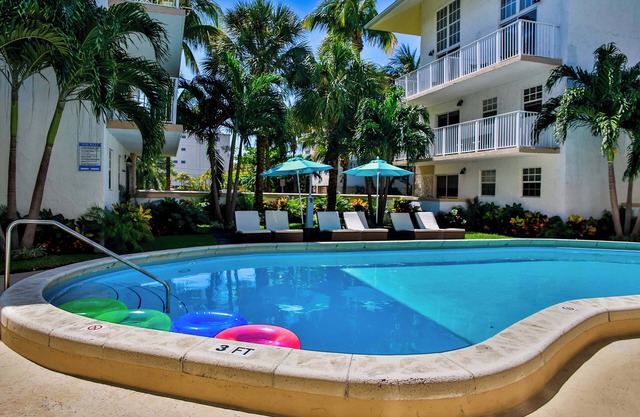 Amazing Beach Escape! 2 Relaxing Suites, Free Parking, Outdoor Swimming Pool