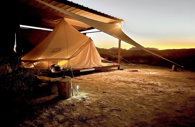 Amazing cozy, rustic open air Glamp tent under shade with WiFi, walk in fire pit