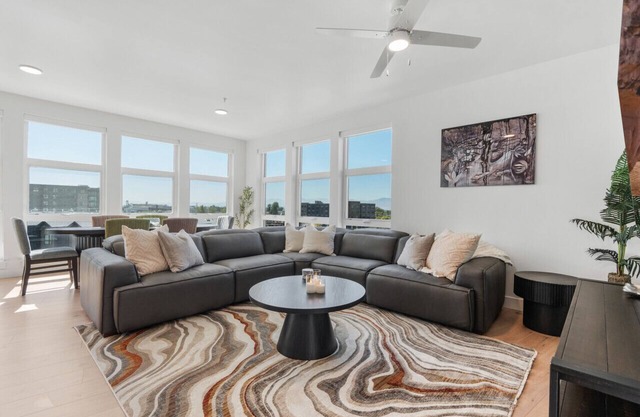 Amazing Deluxe 2BR Pool/Gym/Htub