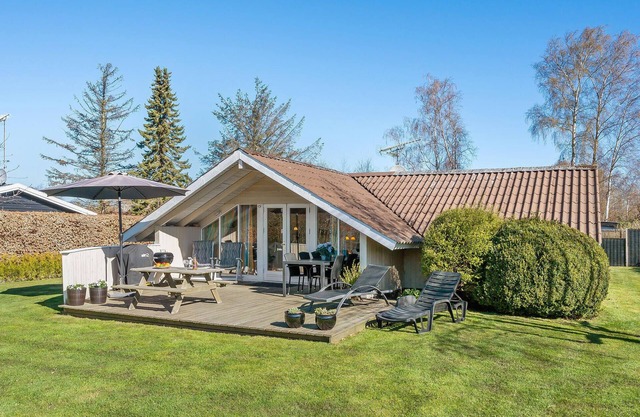 Amazing home in Dronningmølle with WiFi