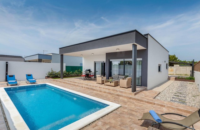 Amazing home in Peroj with WiFi