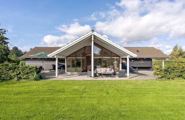 Amazing home in Væggerløse with kitchen