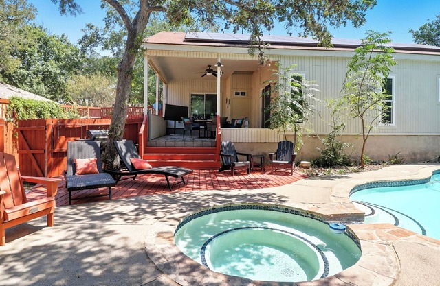 Amazing home with Pool, Jacuzzi, Fire Pit, near Airport, Sea World & River Walk