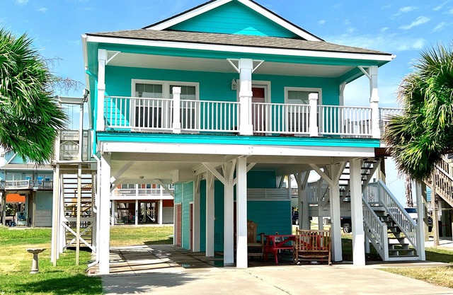 AMAZING LOCATION ~ Fisherman's Catch ~ Crystal Beach Access ~ Pet Friendly