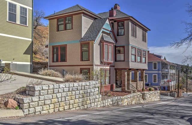 Amazing Manitou Retreat, Trails, Shopping and Dining Walk to Incline and Cog Railway, AC, Wifi,Grill