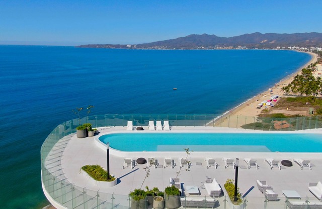 Amazing Jewel Beach front Condo with great views