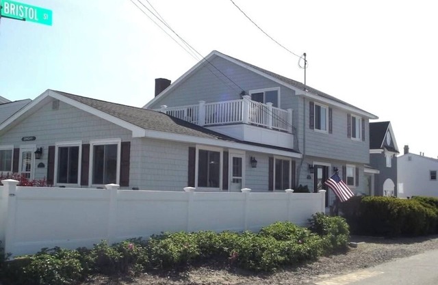Amazing Ocean Deck Views! 5 bed, 2 bath house in Seabrook Beach w/WiFi, AC