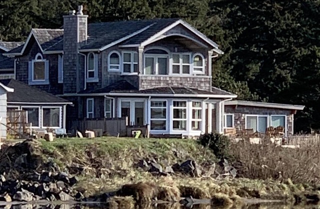 Amazing ocean & estuary views! Relax on the deck (hot tub & fire-pit)