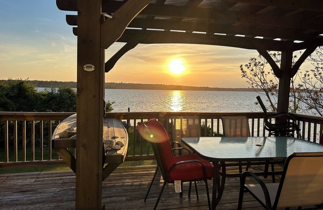Amazing Sunsets Water Front Private Beach Big Yard Close To Newport and Bristol