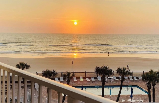 Amazing Top Floor Ocean View King Bed in Daytona!