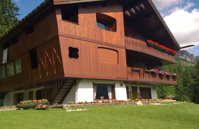 AMAZING VIEW! LUXURY CHALET 5 MINUTES WALK FROM CENTER AND SKI FACILITIES/SLOPES
