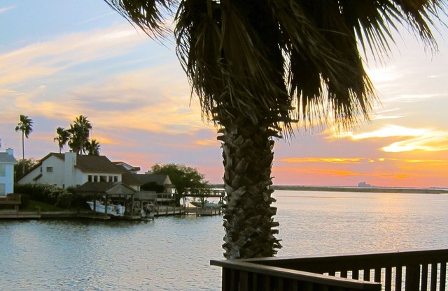 AMAZING VIEWS! - Charming Waterfront Condo -North Padre Island w/Private Dock