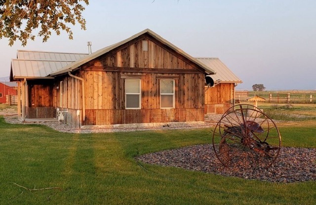 Amazing Views! Private, quiet, Cozy, Clean, Cottage just outside of Dillon MTn