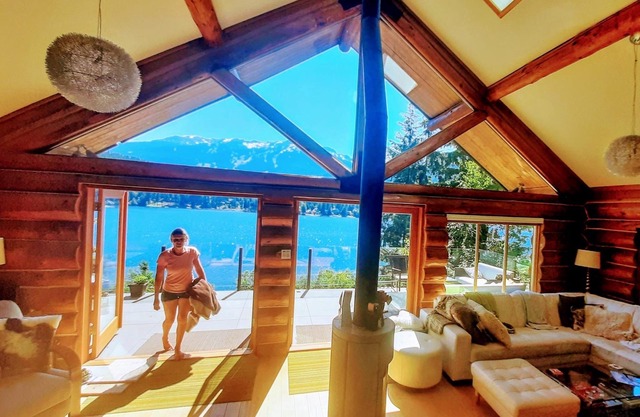 Amazing views, waterfront, luxury log cabin close to slopes 3 BR, 2 bath