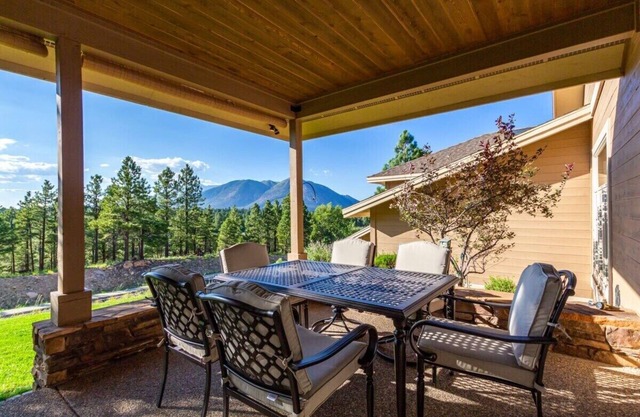 Amberwood Apline Estate w/5 Showers, Spa & Views
