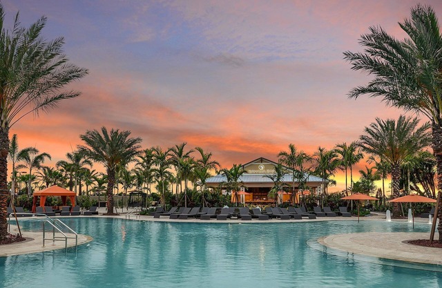 Amenity rich 3BR+Den Pool Villa near Golf, Beach, Downtown Naples, Marco Island
