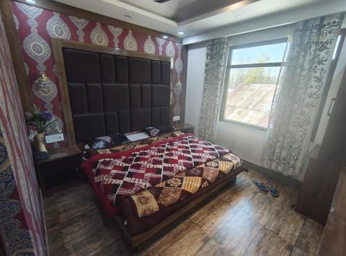 Amol Guest House
