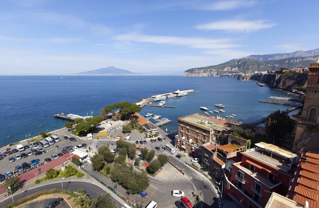 AMORE RENTALS - Appartamento La Terrazza sul Porto with Sea View, Beach Front