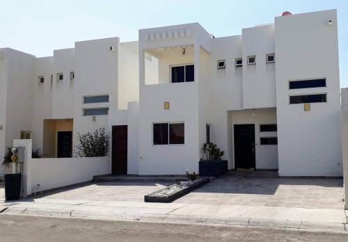 Amplia residencia con acceso privado
