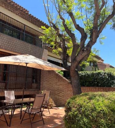 Amplio adosado con piscina, jardines, tenis, etc