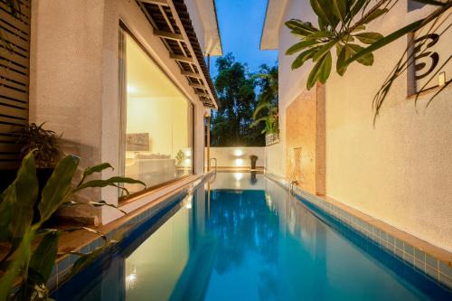 Amrao - A Lindsay Manor