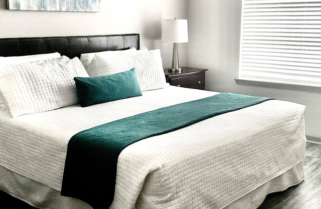 An Amazing 2 bedroom/2 full Bath Unit with Desk -, 15 min